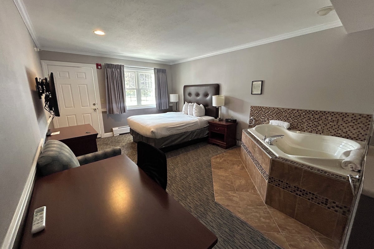 Chambre, 1 grand lit | Chambres insonorisées, fer et planche à repasser