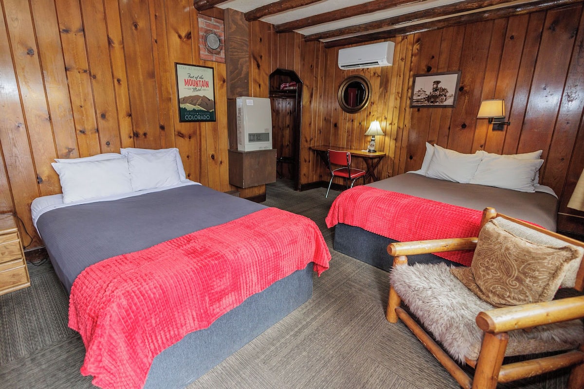 Bunk House Queen | Desk, laptop workspace, iron/ironing board (on request), WiFi (free)