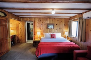Hideaway Suite | Desk, laptop workspace, iron/ironing board (on request), WiFi (free) - Foot of the Mountain Motel (Boulder)