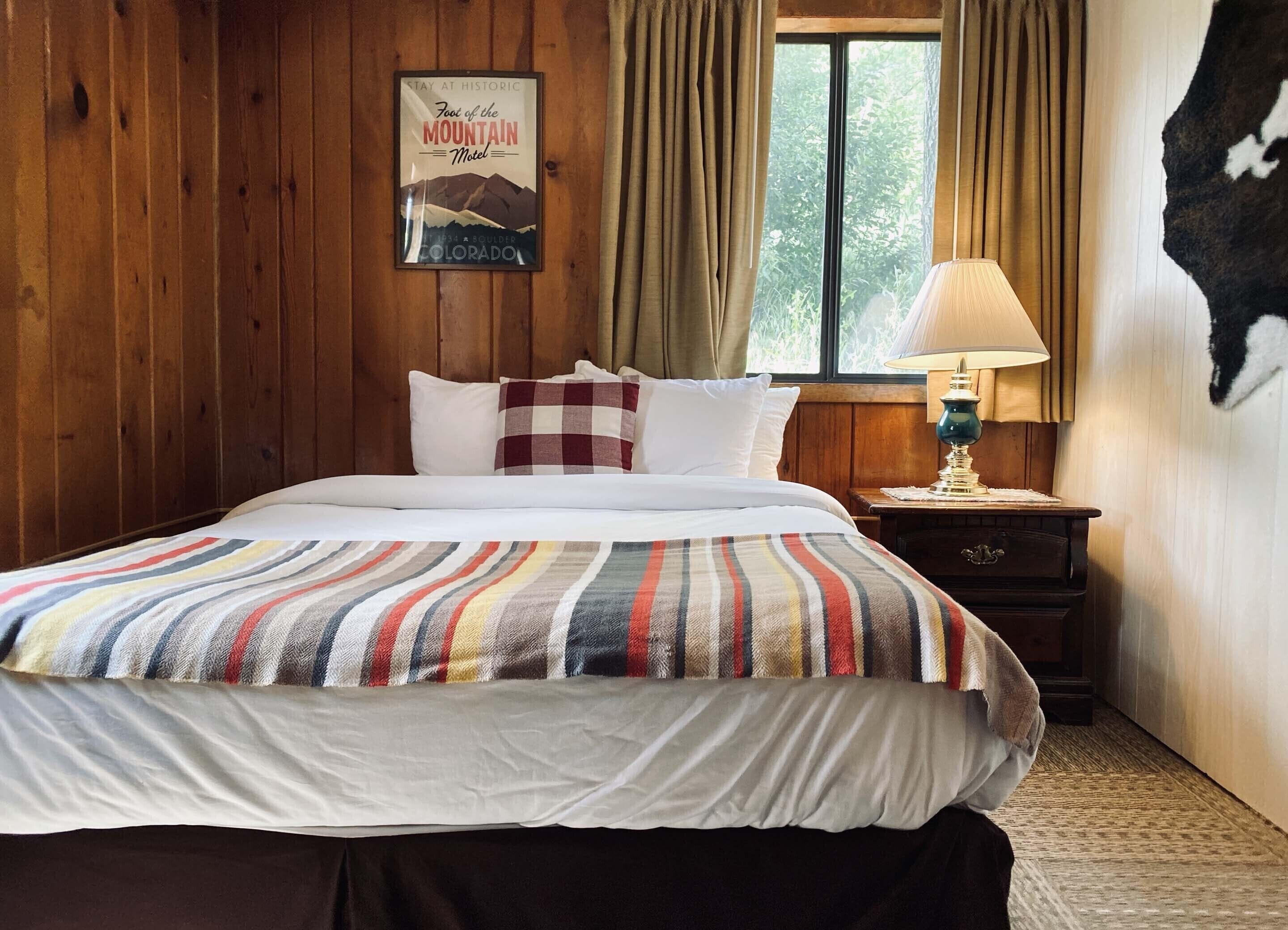 Flagstaff Suite | Desk, laptop workspace, iron/ironing board, free WiFi