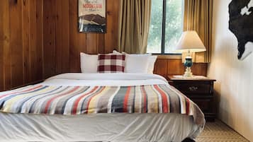 Flagstaff Suite | Desk, laptop workspace, iron/ironing board, free WiFi