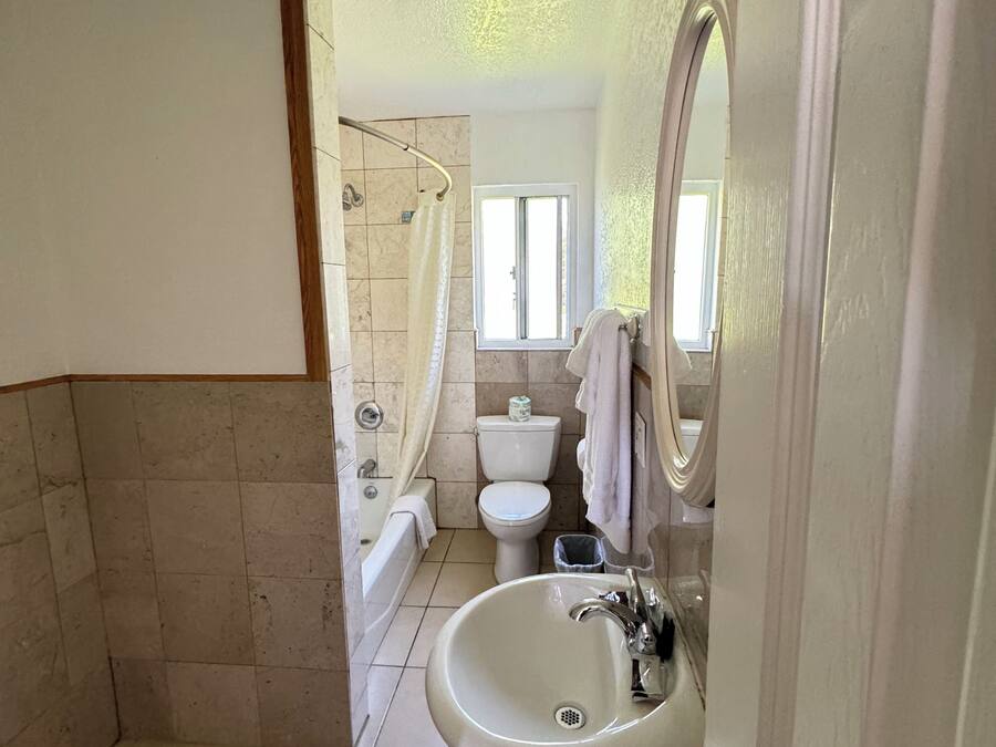 Un baño con bañera, inodoro y lavamanos.