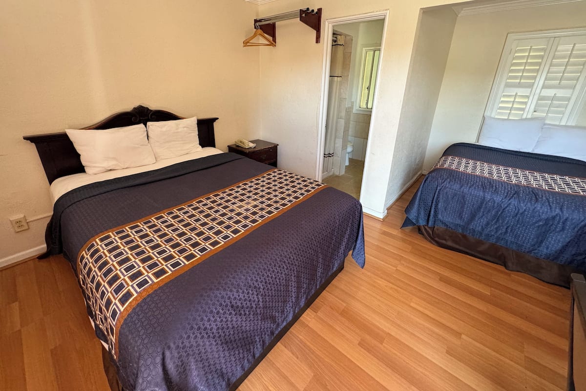 Room 2 beds | Desk, iron/ironing board, WiFi (free)