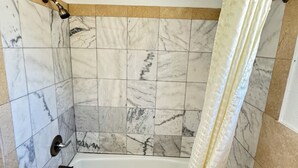 A bathroom with a bathtub, a shower, and a toilet. - Tamalpais Motel (Mill Valley)