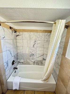 Queen Bed Room | 욕실 | 무료 세면용품, 타월