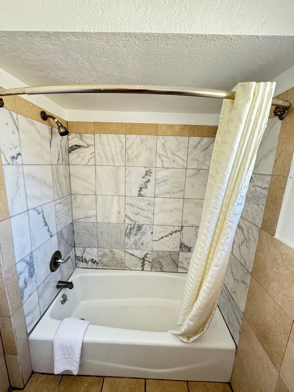 Queen Bed Room | Badezimmer | Kostenlose Toilettenartikel, Handtücher