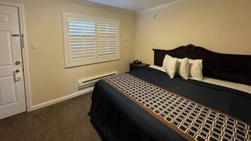 Room, 1 King Bed | Desk, iron/ironing board, free WiFi