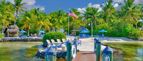 Plage privée, chaises longues, parasols, serviettes de plage