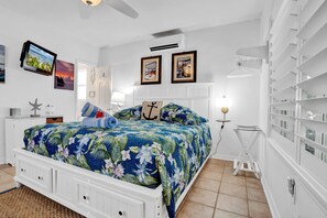 Boats and Birds Efficiency Cottage | Hypo-allergenic bedding, individually decorated, individually furnished