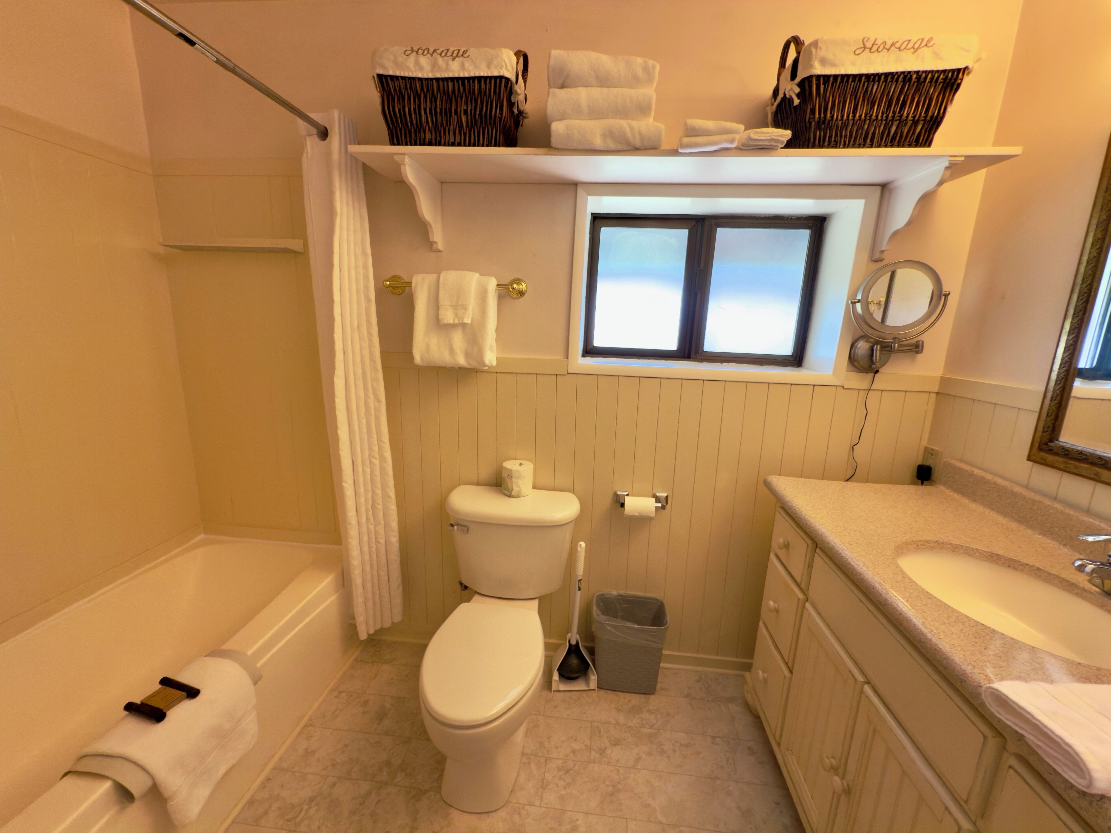 Suite | Bathroom | Free toiletries, hair dryer, towels