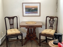 Decoración personalizada, muebles diferentes y wifi gratis