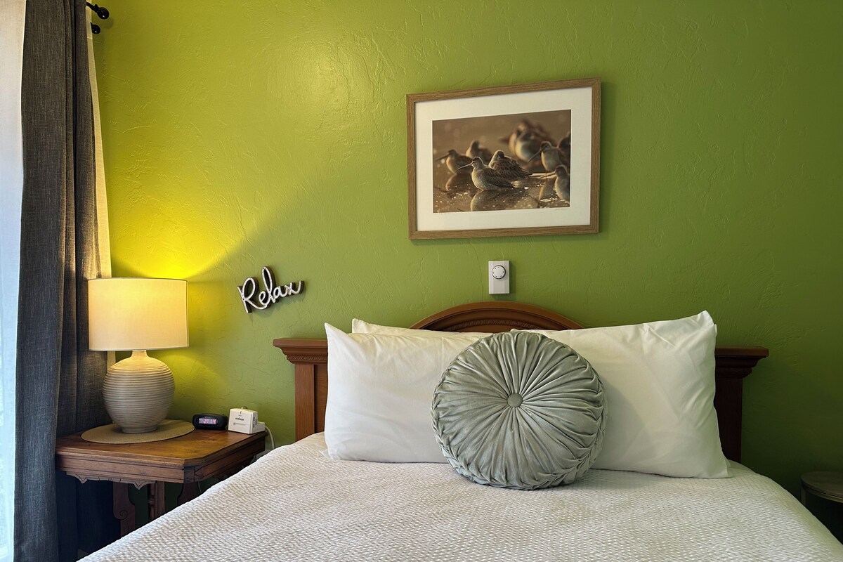 Standard Room, 1 Queen Bed | Free WiFi, individually decorated, individually furnished, bed sheets