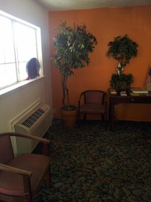 Interior - Deluxe Inn (Austin)