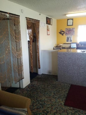 Lobby - Deluxe Inn (Austin)