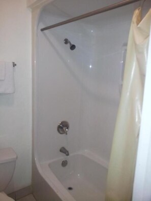 Combined shower/tub, towels - Deluxe Inn (Austin)