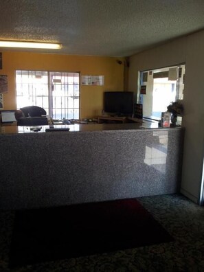 Lobby - Deluxe Inn (Austin)