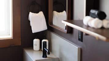 Deluxe suite, 1 kingsize bed, kitchenette | Badkamer | Een haardroger, handdoeken, zeep, shampoo