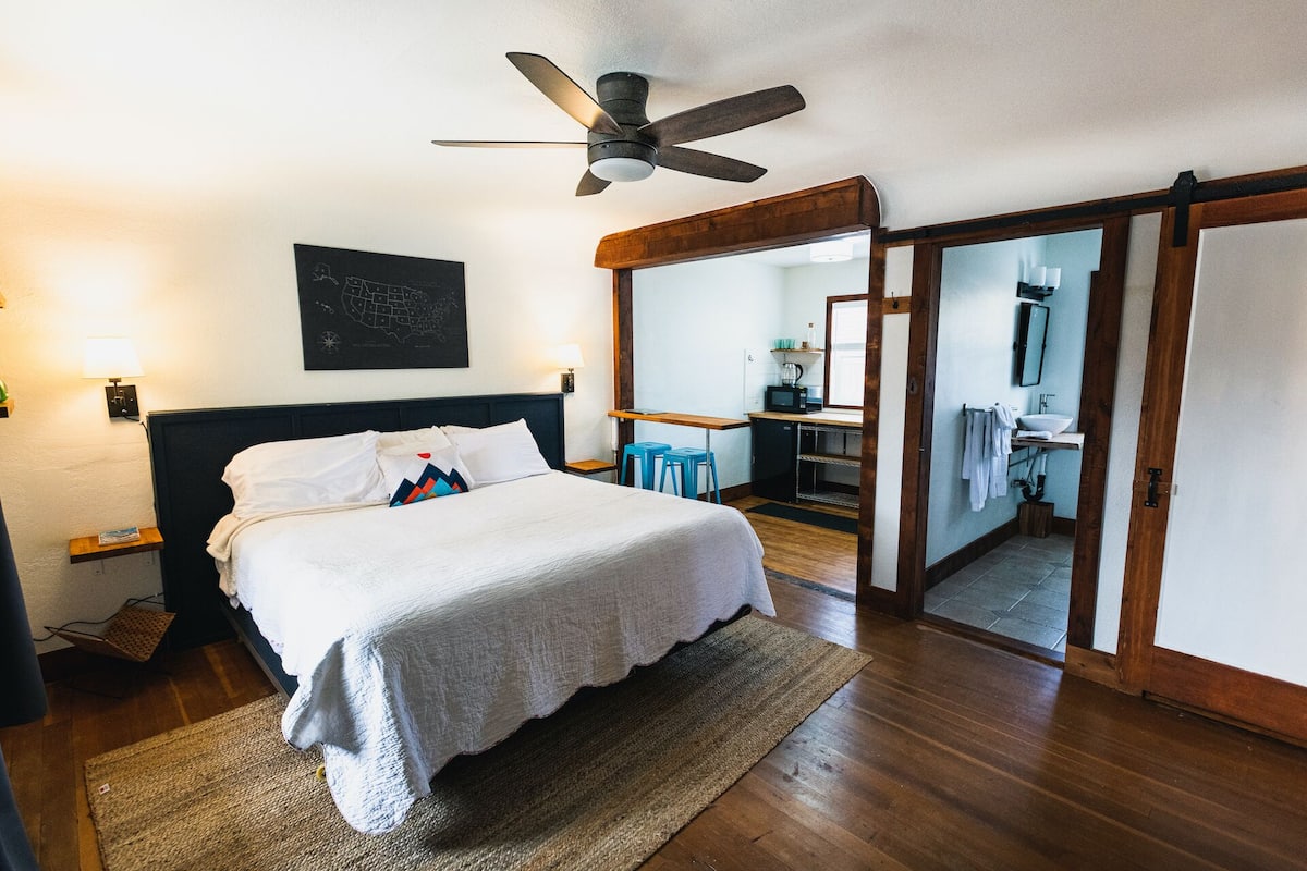1 bedroom, individually decorated, individually furnished