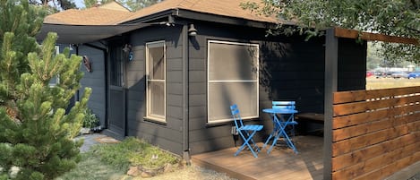 Queen Cottage with Premier Kitchenette