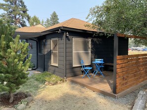 Queen Cottage with Premier Kitchenette - Left Coast Lodge  (Sisters)