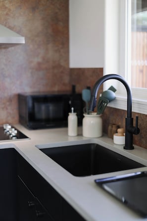 Suite monolocale Superior, 1 letto queen, cucina, vista montagna | Cucina privata | Microonde, macchina per tè/caffè, bollitore elettrico