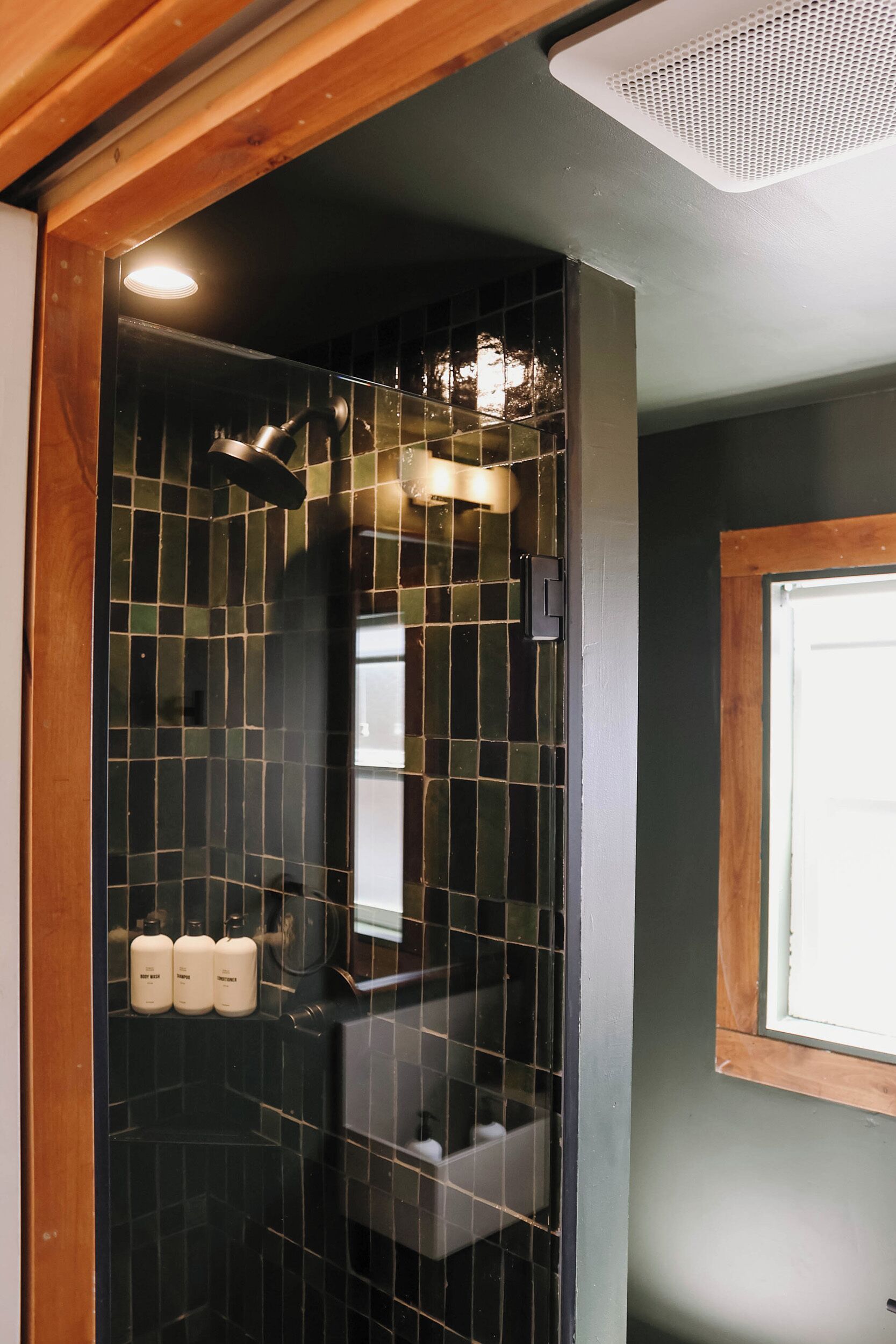 Cottage, 1 kingsize bed, kitchenette | Badkamer | Een haardroger, handdoeken, zeep, shampoo