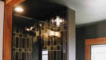Cottage, 1 kingsize bed, kitchenette | Badkamer | Een haardroger, handdoeken, zeep, shampoo