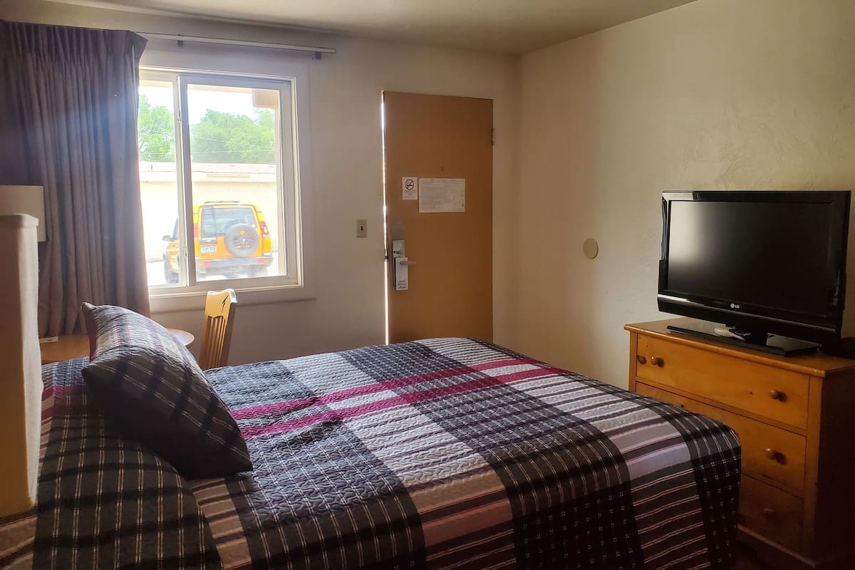 Standard Room, 1 Queen Bed | Free WiFi, bed sheets