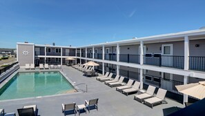Seasonal outdoor pool - Atlantic Oceanfront Hotel (Wells)