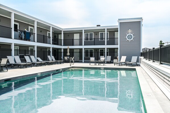 Seasonal outdoor pool - Atlantic Oceanfront Hotel (Wells)