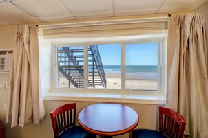 Decoración personalizada, muebles diferentes y cortinas blackout 