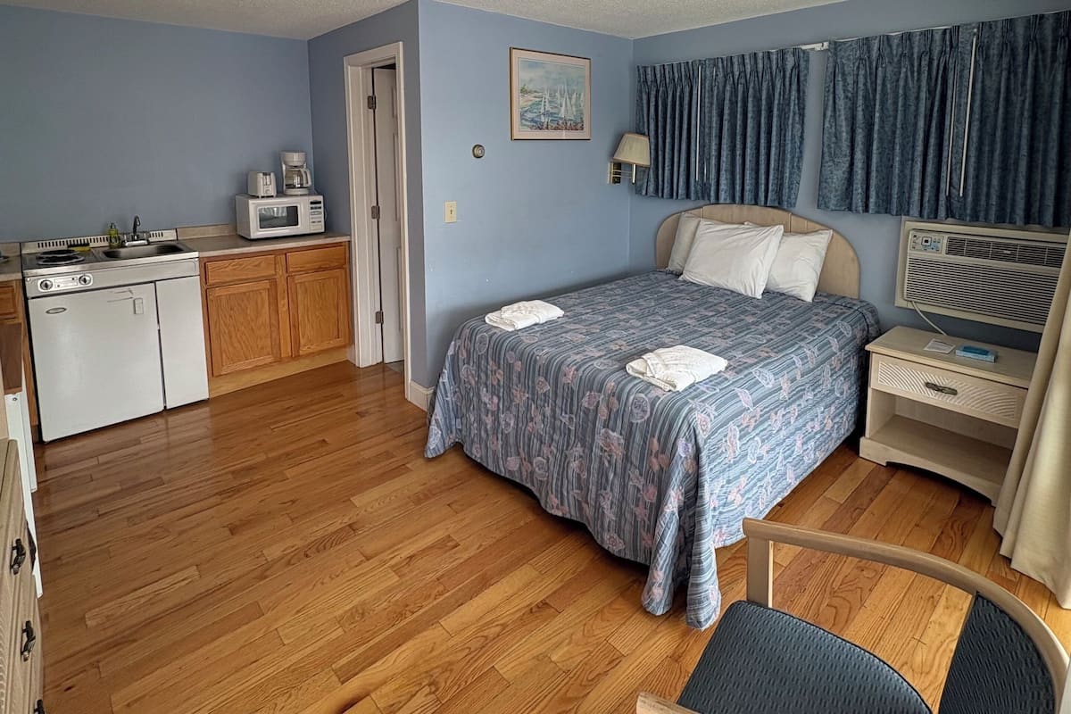 Deluxe 1 Double Bed with Kitchenette (Stairs Required) | Iron/ironing board, free WiFi, bed sheets