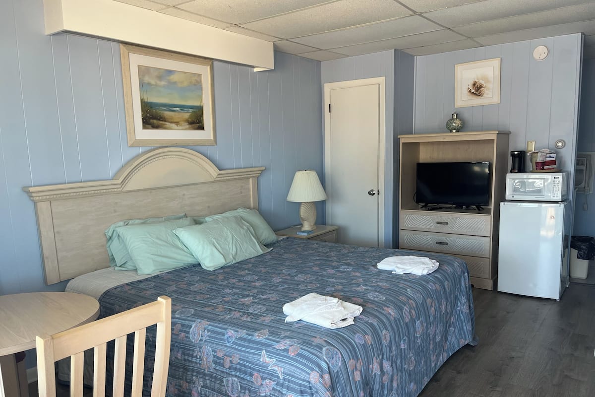 Standardzimmer, 1 King-Bett | 1 Schlafzimmer, Bügeleisen/Bügelbrett, kostenloses WLAN, Bettwäsche
