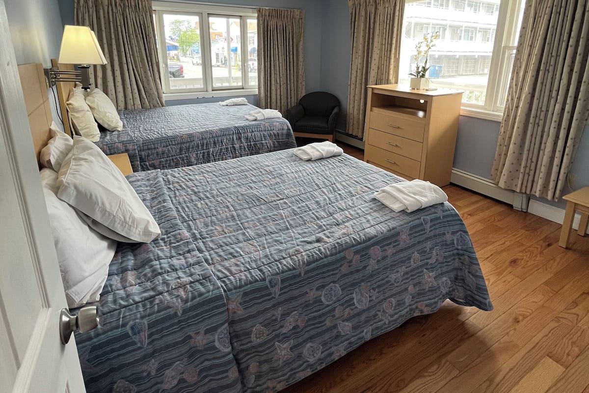 Deluxe 2 Bedroom Apartment (2 Double, 2 Queen, 1 Futon) (V1) | Iron/ironing board, free WiFi, bed sheets