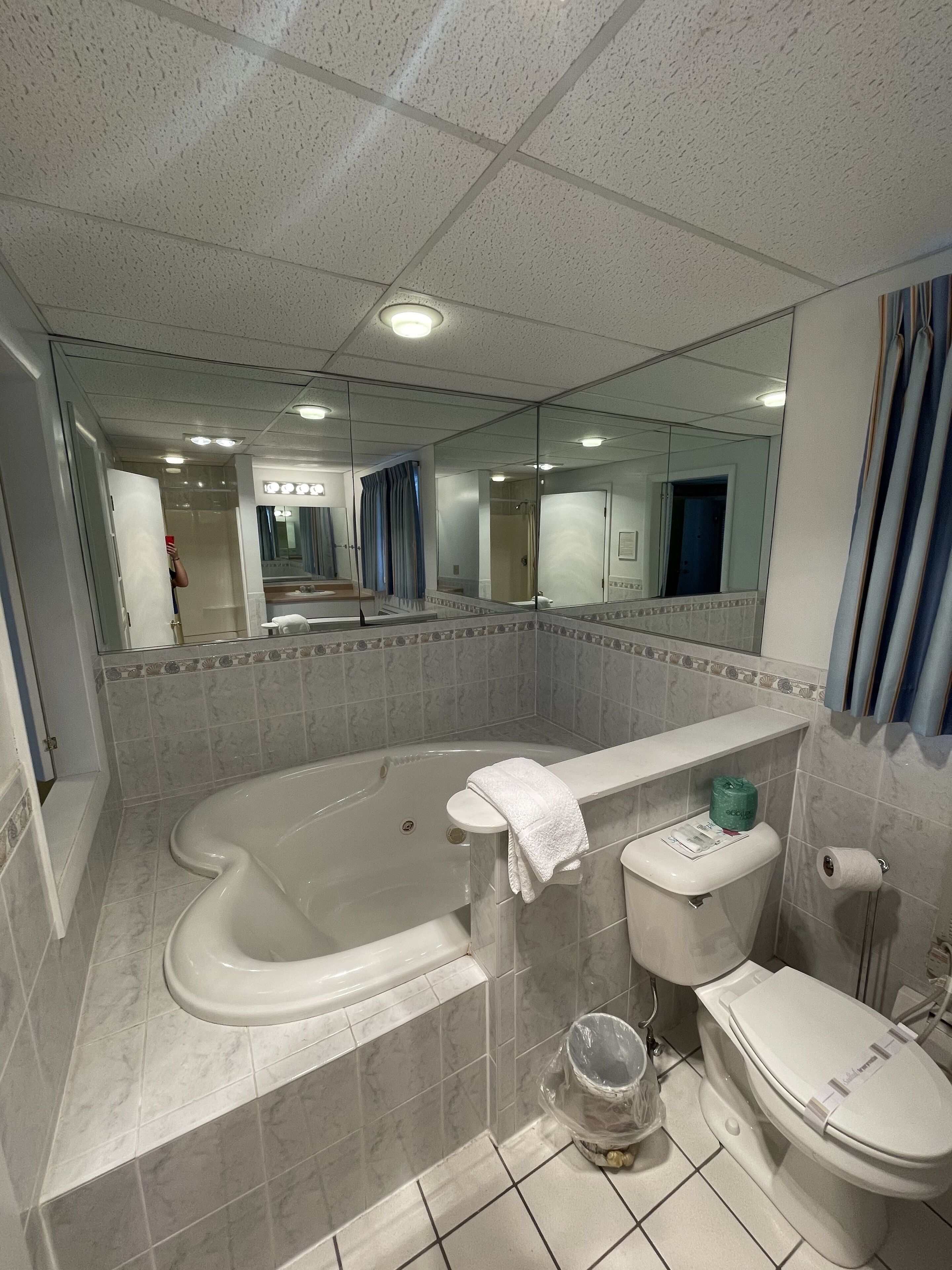 Rainfall showerhead, free toiletries, towels