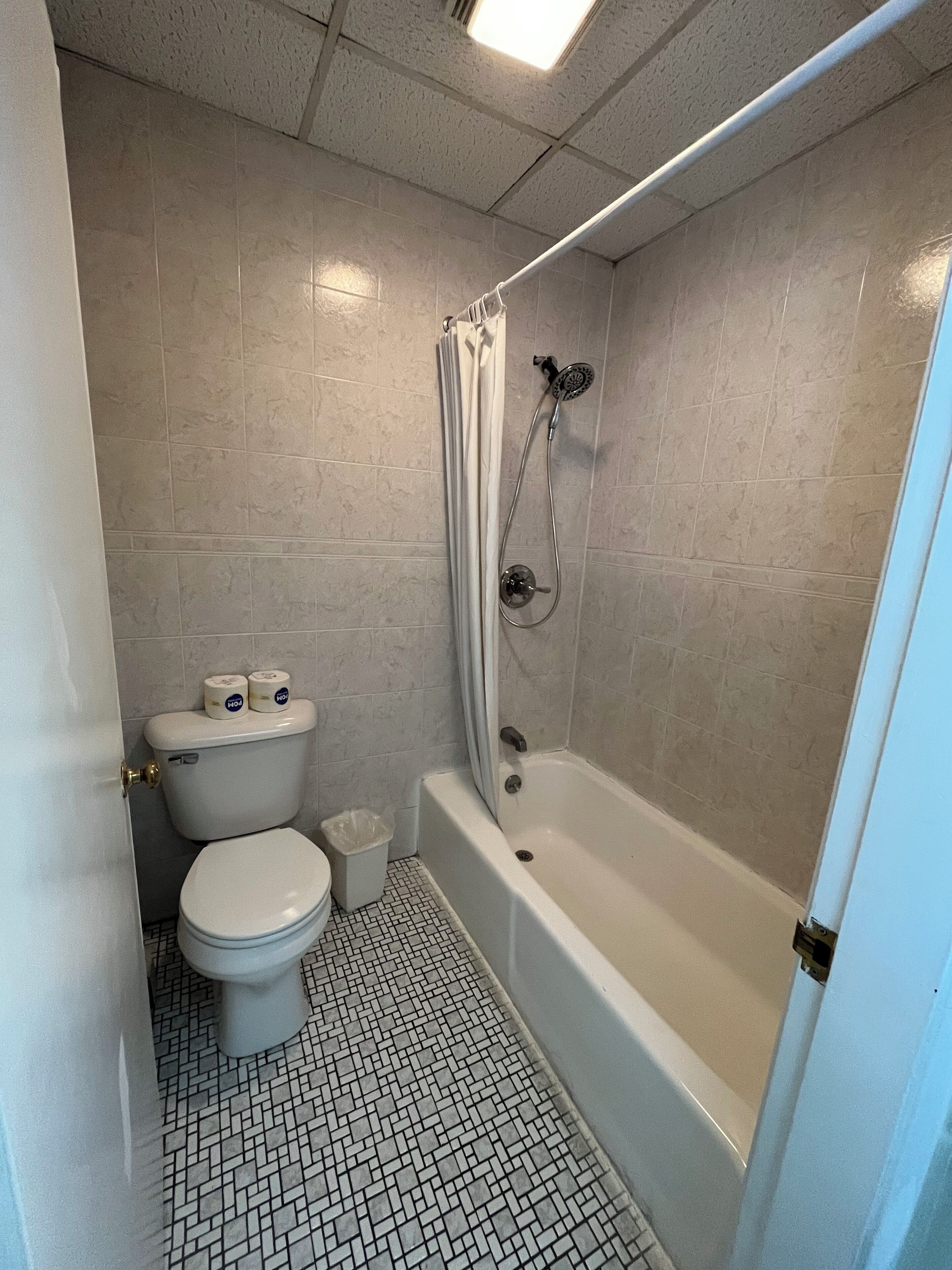 A bathroom with a toilet, bidet, and bathtub.