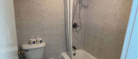 Un baño con inodoro, bidé y bañera.