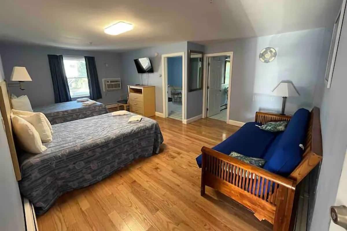 Deluxe 2 Double Beds, Futon and Kitchen (Corner Unit - STEPS REQUIRED - V12) | Iron/ironing board, free WiFi, bed sheets