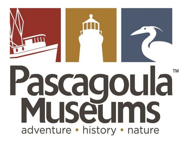 Logotipo com um navio, farol e pássaro, e o texto 'Pascagoula Museums aventura história natureza'.