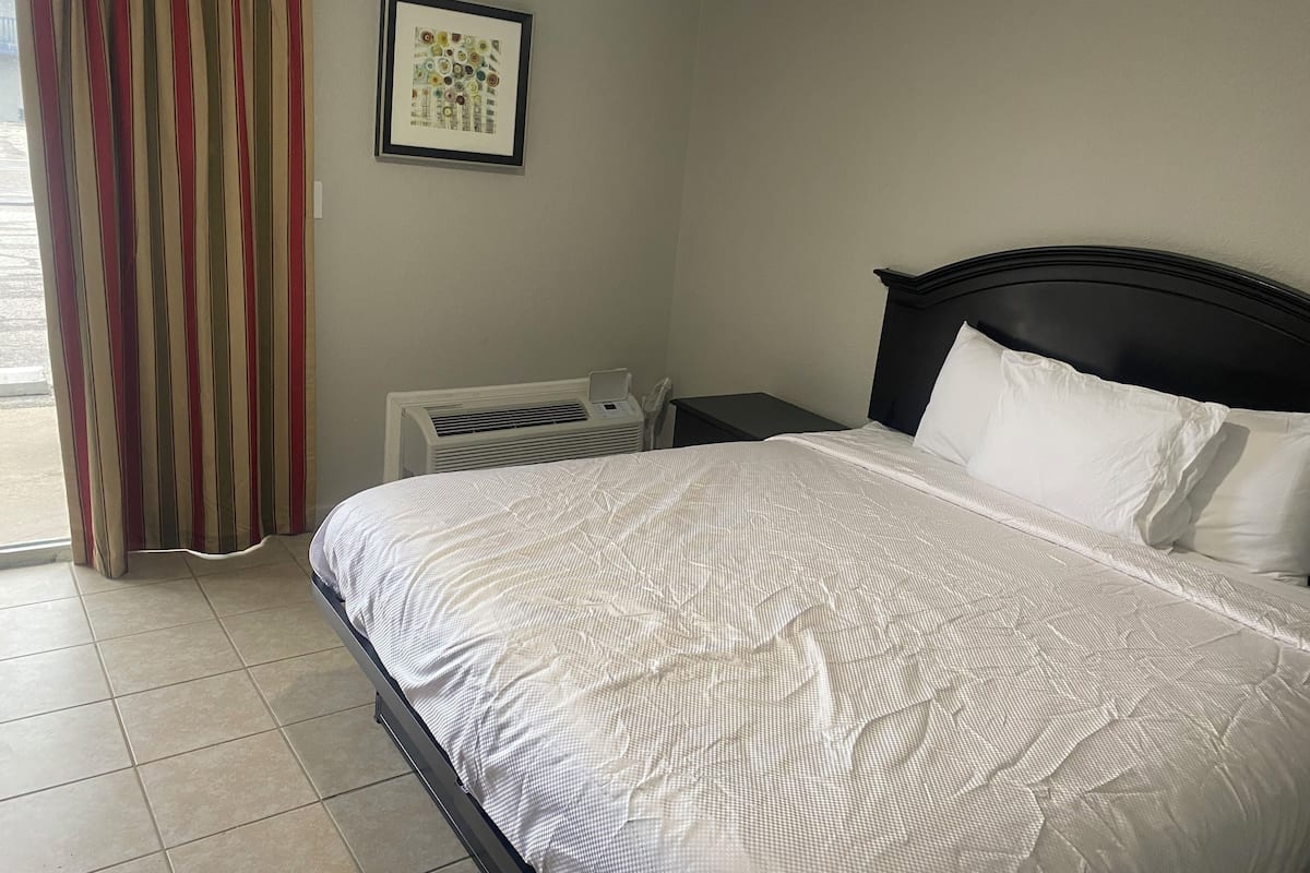 Egyptian cotton sheets, premium bedding, free WiFi, bed sheets