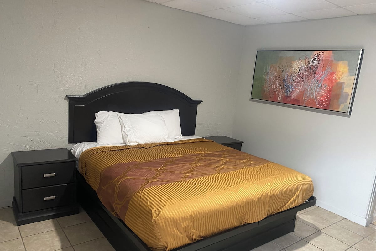 Egyptian cotton sheets, premium bedding, free WiFi, bed sheets