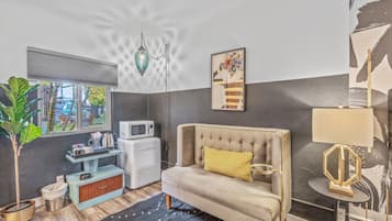 b. graffiti | Living area | 32-inch flat-screen TV with digital channels, TV, Hulu