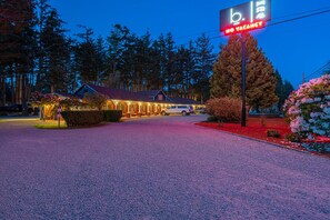 Front of property - b.side motel + rv (Bandon)
