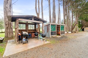BBQ/picnic area - b.side motel + rv (Bandon)
