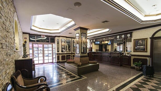 Interior entrance - Avenue Plaza Hotel (Brooklyn)