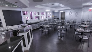 Free daily buffet breakfast  - Avenue Plaza Hotel (Brooklyn)