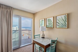Partial Ocean View, Single Room, 1 Queen Bed | In-room dining
