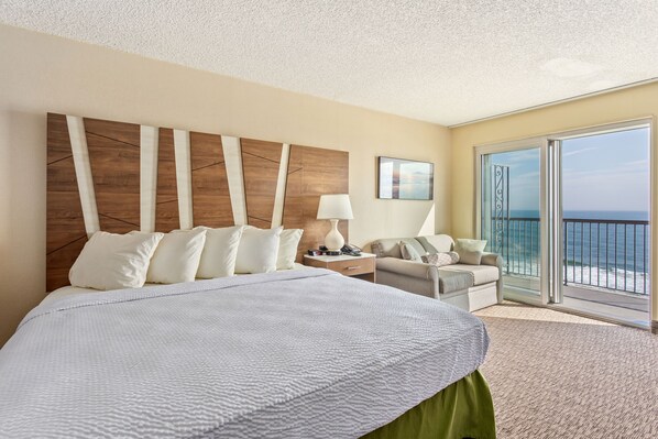 Habitación, 1 cama King size, hidromasaje, vista al océano | Decoración personalizada, muebles diferentes y escritorio 