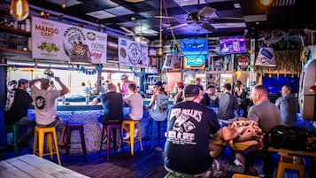 2 bars/lounges