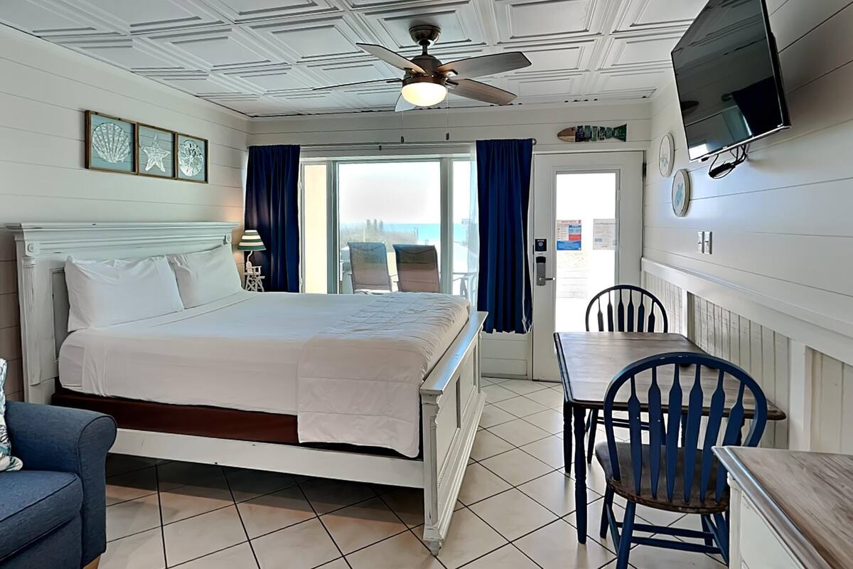 Studio Suite, 1 Double Bed with Sofa bed, Balcony (#101 - No Pets) | 2 bedrooms, individually decorated, individually furnished, free WiFi